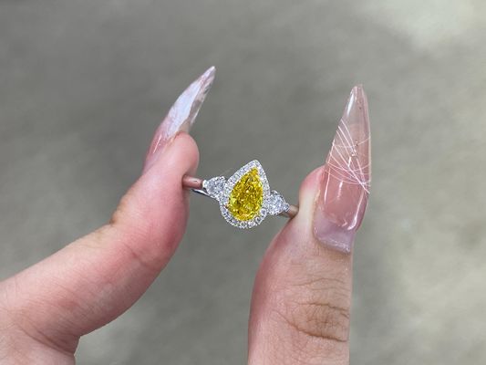 1.03ct Fancy Vivid Yellow Lab สร้างแหวนเพชรทองคำขาว 18k