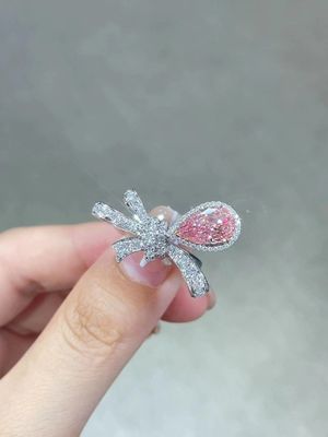 ห้องปฏิบัติการเติบโต สีชมพูสีอ่อน รูปเปรี้ยว CVD แหวนเพชรสังเคราะห์ 18k แหวนทองคําขาว