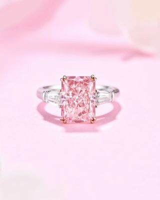 18k สีทองคําขาว สินทรเทียม แหวนเพชร ขนาดใหญ่ 4.31ct สีชมพูหรู แดมอนด์ตัด