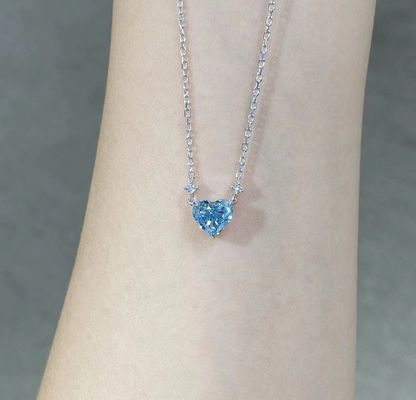1.51ct หนังสือพิมพ์เพชรเครื่องประดับสังเคราะห์ Cvd สีฟ้า หัวใจตัด Pendant 18k ทองคําขาว