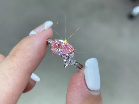 เพชรสีชมพูและสีขาว เพชรสีขาว 1.5ct ห้องปฏิบัติการ ผู้ใหญ่ทําจากมนุษย์เพชรสังเคราะห์