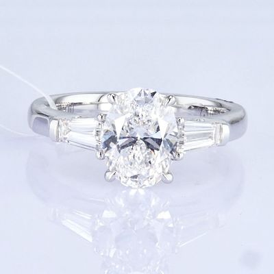 18k White Lab Grown Diamond Ring สามหิน ออกแบบ 1ct+ D VVS2 ออกแบบคลาสสิค รูปทรงโอวาล
