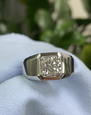 แหวนเพชรชายที่ผลิตในห้องปฏิบัติการ ในสีทองคําขาว 18K E สีสําหรับการหมั้นและการแต่งงาน
