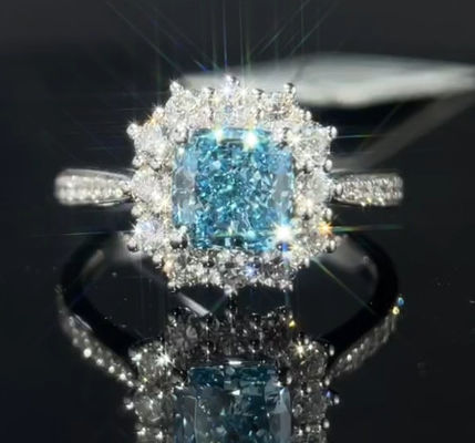 สีน้ําเงินแล็บที่เติบโตแหวนเพชร 1.29ct คูชั่นตัดเพชรสังเคราะห์แหวนของขวัญสําหรับผู้หญิง