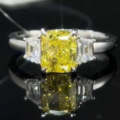 1.22ct แหวนเพชรจากห้องปฏิบัติการ กับเพชรสีเหลือง สไตล์สามหิน