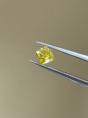 เพชรแล็บที่ปลูกขึ้น Cushion IGI Certified Diamonds เพชรเหลืองที่สร้างขึ้นในห้องปฏิบัติการ HPHT